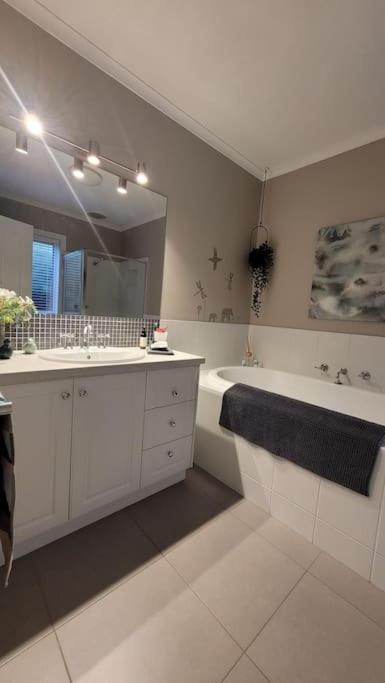 Quiet Family Retreat Getaway - Wildlife Park, Sovereign Hill, Kryall Castle And City At Your Door - Modern House, 8 Guests, 4 Bedrooms, 5 Beds - Accommodation Burleigh 3