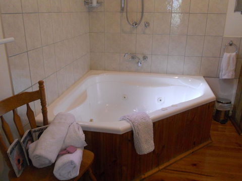 Astley Cottage - Accommodation Burleigh 1