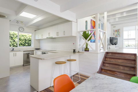 At Agnes Ave: Coastal Views - Accommodation Burleigh 3
