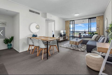 AU1 - Long Stay W Balcony RiverViews Fast WiFi - Accommodation Burleigh 1