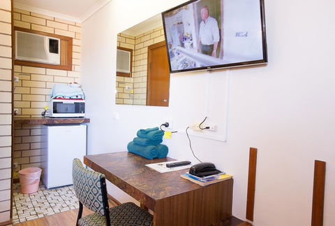 Augusta Budget Motel - Accommodation Burleigh 2