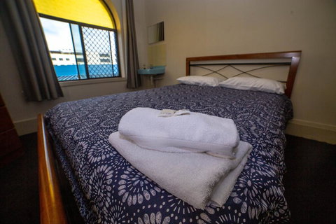 Australian Hotel - Accommodation Burleigh 1