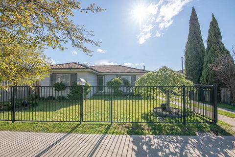 Autumn St - Trendy East Orange - Near CBD - Accommodation Burleigh 0