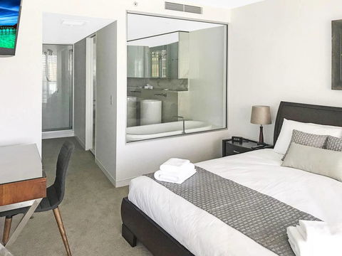 Awesome Ocean Views Broadbeach WiFi, Netflix, Wine - Accommodation Burleigh 2