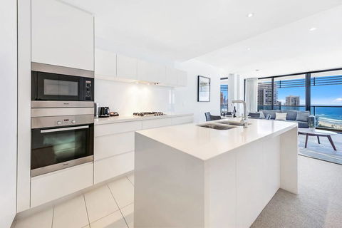 Awesome Ocean Views Broadbeach WiFi, Netflix, Wine - Accommodation Burleigh 3