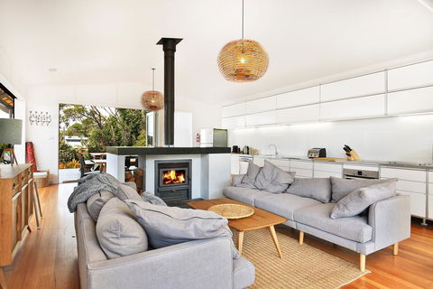 Ayana Beach House - Pet Friendly - Opposite Beach - Accommodation Burleigh 1