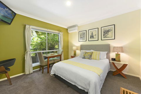 Azura Beach House B&B - Accommodation Burleigh 2