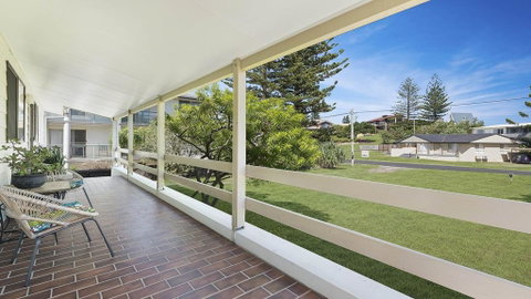 Bailey's Beach House - Accommodation Burleigh 2