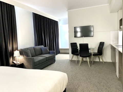 Bannister 22 Hotel - Accommodation Burleigh 1