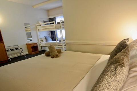 Barclay On View - Accommodation Burleigh 1