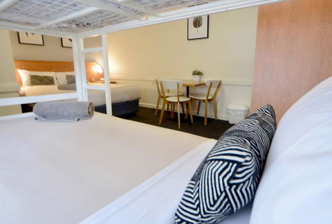 Barclay On View - Accommodation Burleigh 3