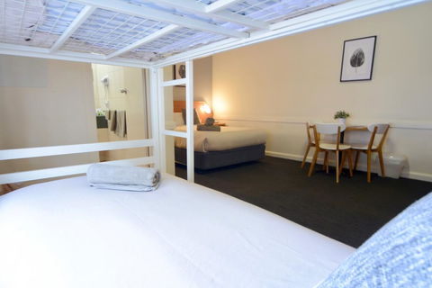 Barclay On View - Accommodation Burleigh 2