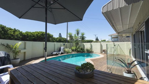 Barefoot In Lennox- WiFi - Foxtel - Pool - Accommodation Burleigh 1