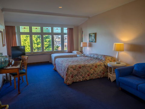 Battery Point Manor - Accommodation Burleigh 2