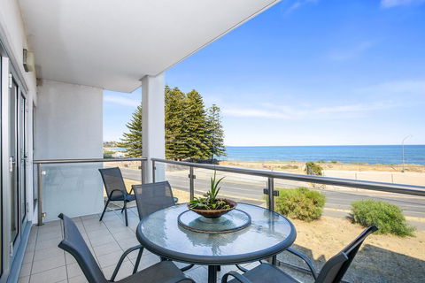 Bayline Beachfront Apartment No 4 - Accommodation Burleigh 0