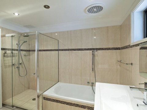 Beach House' 8 Mistral Close - Large House With Aircon - Accommodation Burleigh 2