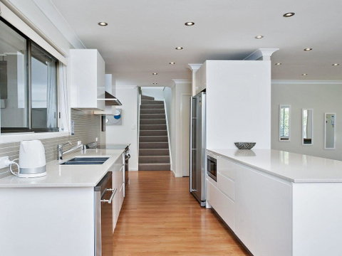 Beach House' 8 Mistral Close - Large House With Aircon - Accommodation Burleigh 3