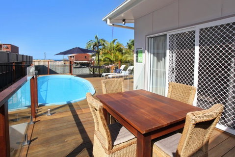 BEACH, SHOPS & FABULOUS VACATION HOME! - Accommodation Burleigh 0
