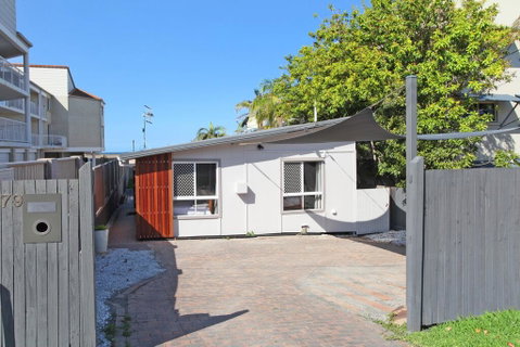 BEACH, SHOPS & FABULOUS VACATION HOME! - Accommodation Burleigh 1