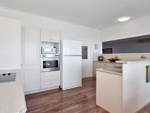 Beached Inn' 93 Foreshore Drive - Spacious Beach Front House - Accommodation Burleigh 2