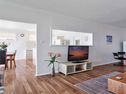 Beached Inn' 93 Foreshore Drive - Spacious Beach Front House - Accommodation Burleigh 3