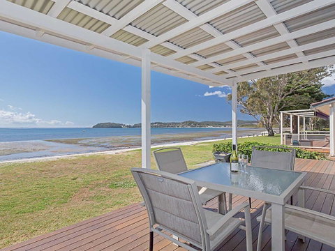 Beached Inn' 93 Foreshore Drive - Spacious Beach Front House - Accommodation Burleigh 0