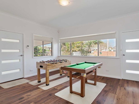 Beached Inn' 93 Foreshore Drive - Spacious Beach Front House - Accommodation Burleigh 1