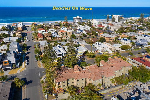 Beaches On Wave Street - Accommodation Burleigh 2