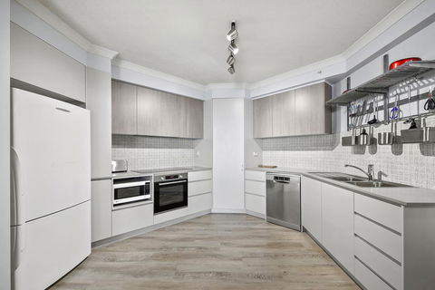 Beachfront Luxury 3 Bedroom In The Heart Of Surfers Paradise - Ocean Views Plus Indoor/outdoor Pool - Accommodation Burleigh 1
