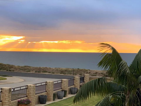 Relaxing Getaway Beachfront Access Multi Family Pets Mandurah - Accommodation Burleigh 1
