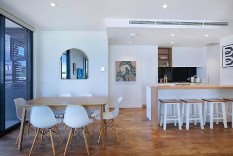 Regatta Hideaway - A Breezy Balcony Residence - Accommodation Burleigh 2
