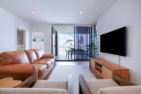 Regatta Hideaway - A Breezy Balcony Residence - Accommodation Burleigh 0