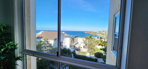 Relaxed Coastal Living With Fantastic Sea Views - Accommodation Burleigh 1