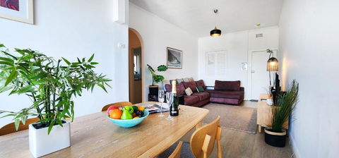 Relaxed Coastal Living With Fantastic Sea Views - Accommodation Burleigh 2