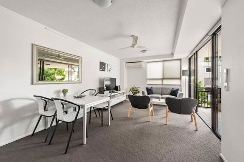 Resort Living - 10mins CBD - 2Bed / 2Bath / 1Car - Accommodation Burleigh 0