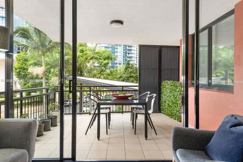 Resort Living - 10mins CBD - 2Bed / 2Bath / 1Car - Accommodation Burleigh 1