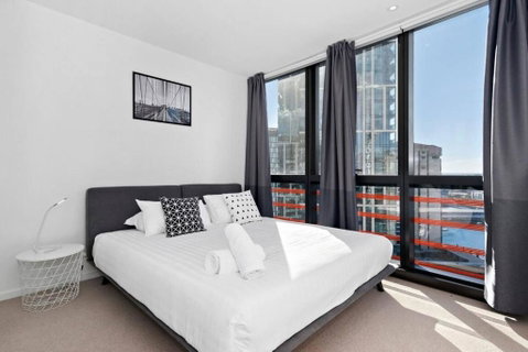 Resort-style Docklands Riverview Stay With Parking - Accommodation Burleigh 1