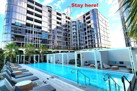 Resort-style Exec 1 Bed With Study In Port Melbourne - Accommodation Burleigh 0