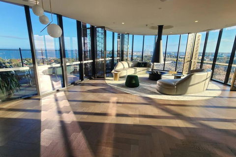 Resort-style Exec 1 Bed With Study In Port Melbourne - Accommodation Burleigh 1