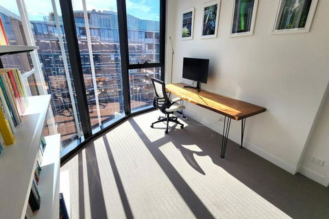 Resort-style Exec 1 Bed With Study In Port Melbourne - Accommodation Burleigh 2