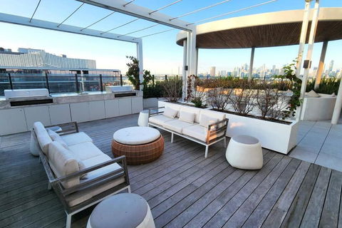 Resort-style Exec 1 Bed With Study In Port Melbourne - Accommodation Burleigh 3