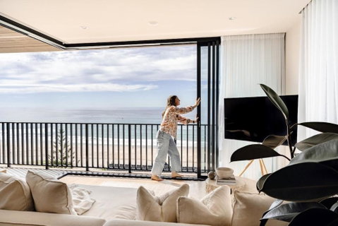 Resort Style Ocean Front Apartment Palm Beach - Accommodation Burleigh 0