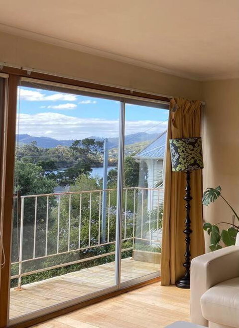Retro Apartment Cornelian Bay - Water Views - Accommodation Burleigh 2
