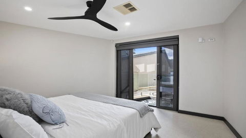 Riptides Booker Bay -Waterfront Apartment, Walk To Shops & Cafes - Accommodation Burleigh 3