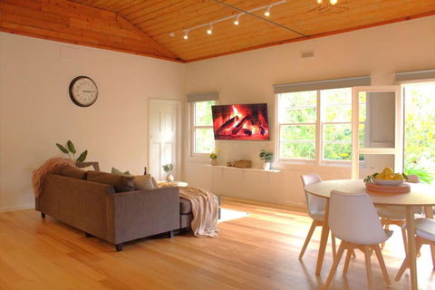 River Lea Cottage - Accommodation Burleigh 1