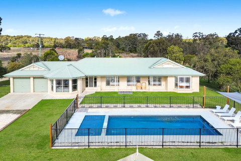 Roads End With Games Barn Ponies Alfresco Dining - Accommodation Burleigh 0