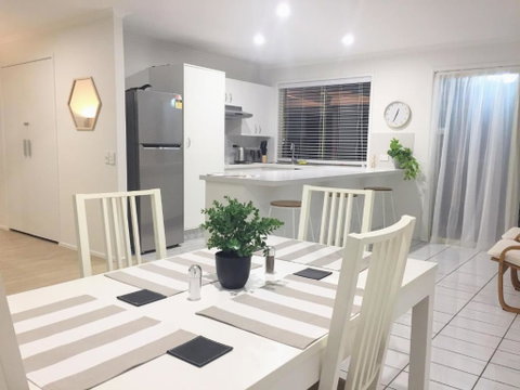 Robin Joy - Accommodation Burleigh 0