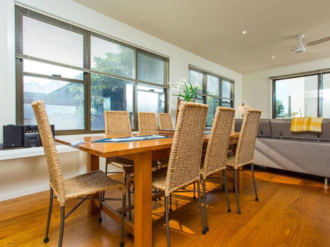 Rolling Waves No 2 - Accommodation Burleigh 2