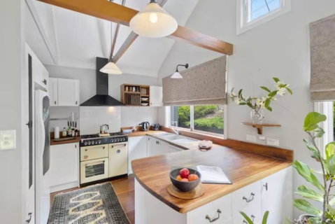Romantic Lakeview Cottage - Accommodation Burleigh 2
