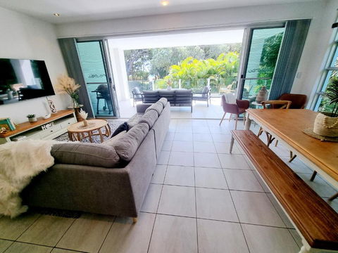 Rosalynda- Luxury Beachfront 3 BR Townhouse - Accommodation Burleigh 3